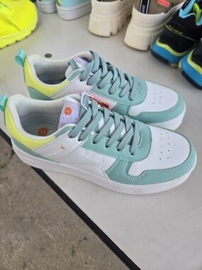 Refresh Mint Green & White Low-Top Sneakers